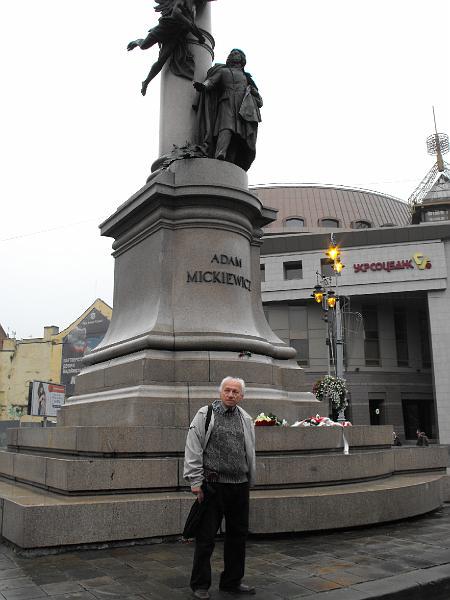 1010 034.jpg - Za pomnikiem A. Mickiewicza  współczesny marmurowy gmach banku